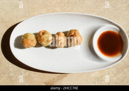 Traditionelles Gujarati-Snack namens Lilva Kachori aus frischen Tuvar- oder Taubenerbsen, die in Kachori gefüllt sind. Winter Special indian Appetizer Snack Stockfoto