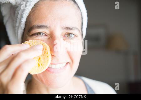Gesichts- und Körperpflege mit Cremes. Glückliche Frau mittleren Alters Stockfoto