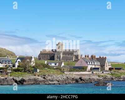 Blick auf das Dorf iona und die Küste mit der Abteikirche. Stockfoto