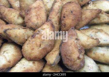 Seebarschfilet auf dem Grill auf weißem Teller gebacken Stockfoto