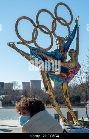 Eine Statue mit den Olympischen Ringen mit dem Titel „Dating mit den Olympischen Winterspielen“ in Peking, China. 26-Dez-2021 Stockfoto