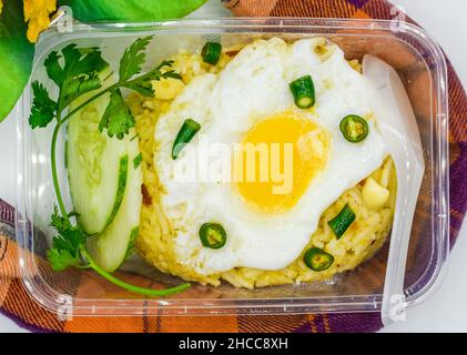 Gemischter Kartoffel- und Reissalat mit halbgebratenem Hühnereier. Das beste Street Food in Asien, Myanmar. Stockfoto