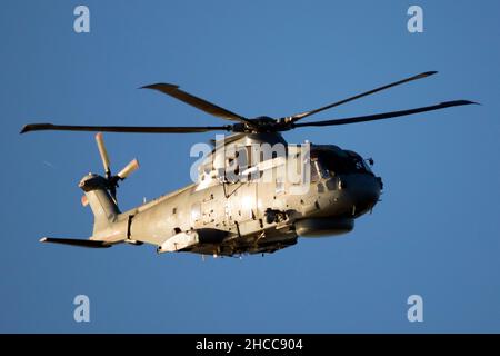 Hubschrauber, Merlin, AW101, AugustaWestland, Royal Navy, Anti-U-Boot, Kriegsführung, Transport, Suche und Rettung, Dienstprogramm, EH101, die Solent, Cowes, Isle of Wight Stockfoto