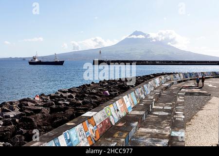 Bemalte Portwand mit Graffiti mit Berg Pico im Hintergrund, Horta, Insel Faial, Azoren, Portugal Stockfoto