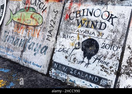 Bemalte Hafenmauer mit Graffiti, Sailor bemalte Kaimauer, Open-Air-Ausstellung von Gemälden von Matrosen, Horta, Insel Faial, Azoren, Portugal Stockfoto