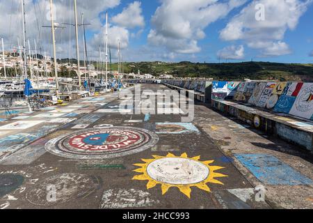 Bemalte Hafenmauer mit Graffiti, Sailor bemalte Kaimauer, Open-Air-Ausstellung von Gemälden von Matrosen, Horta, Insel Faial, Azoren, Portugal Stockfoto