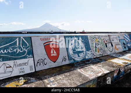 Bemalte Portwand mit Graffiti mit Berg Pico im Hintergrund, Horta, Insel Faial, Azoren, Portugal Stockfoto