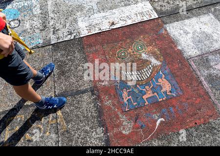 Junge, der am Seemann steht, bemalte Kaimauer, Freilichtausstellung mit Gemälden von Seeleuten, Horta, Insel Faial, Azoren, Portugal Stockfoto