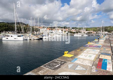 Bemalte Hafenmauer mit Graffiti, Sailor bemalte Kaimauer, Open-Air-Ausstellung von Gemälden von Matrosen, Horta, Insel Faial, Azoren, Portugal Stockfoto