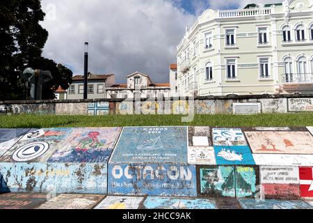 Bemalte Hafenmauer mit Graffiti, Sailor bemalte Kaimauer, Open-Air-Ausstellung von Gemälden von Matrosen, Horta, Insel Faial, Azoren, Portugal Stockfoto