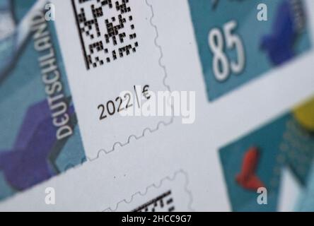 Stuttgart, Deutschland. 27th Dez 2021. ABBILDUNG - 85-Cent-Stempel kleben auf ein Blatt. Ab dem 1. Januar wird das Porto für Inlandsbriefe steigen, der Standardbrief wird in Zukunft 85 Cent kosten. Alte Briefmarken bleiben gültig, aber zusätzliches Porto muss bezahlt werden. Quelle: Marijan Murat/dpa/Alamy Live News Stockfoto