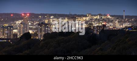 Die Skyline des Stadtzentrums von Bristol wird in der Abenddämmerung beleuchtet, vom Trooper's Hill aus gesehen. Stockfoto