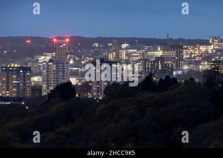 Die Skyline des Stadtzentrums von Bristol wird in der Abenddämmerung beleuchtet, vom Trooper's Hill aus gesehen. Stockfoto