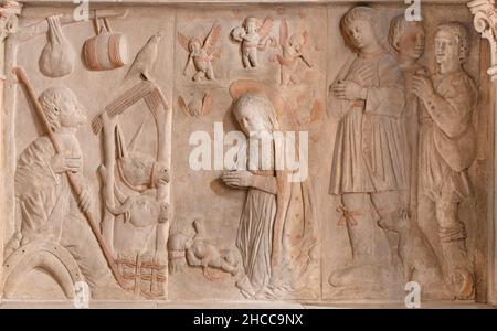 Forlí, ITALIEN - 10. NOVEMBER 2021: Das Relief der Geburt auf dem Grabstein des Luffo Numai in der Kirche Basilica di San Pellegrino Laziosi Stockfoto