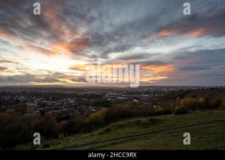 Die Sonne geht über dem Stadtbild von Zentral- und Süd-Bristol unter, vom Troopers Hill Park aus gesehen. Stockfoto