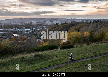 Das Stadtbild von Bristol, einschließlich Barton Hill Estate, Redcliffe und dem Stadtzentrum, vom Trooper's Hill aus gesehen. Stockfoto