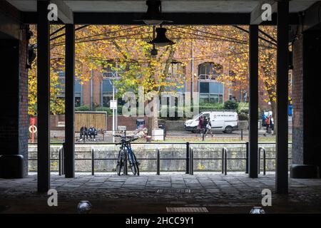 Entlang des engen Quay am erneuerten Harbourside von Bristol spazieren die Menschen. Stockfoto