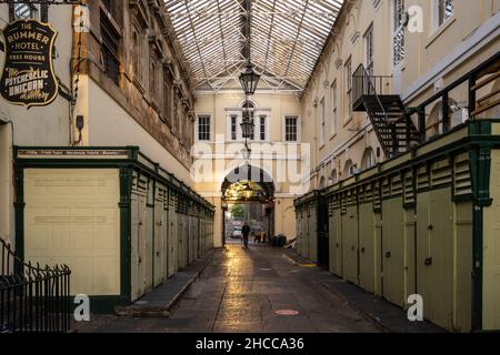 Ein Fußgänger geht an geschlossenen Marktständen in der St. Nichola Market Hall in Bristol vorbei. Stockfoto