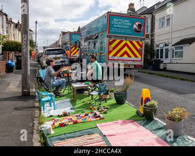 Bewohner und lebenswerte Aktivisten treffen sich in einem „Pop-up-Parklet“ auf einem umfunktionierten Parkplatz in einer Wohnstraße in Bristol. Stockfoto