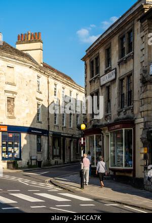 Fußgänger laufen an traditionellen Geschäften in der Silver Street in Bradford-on-Avon, Wiltshire, vorbei. Stockfoto