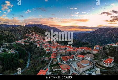 Luftaufnahme über das schöne historische Dorf Dimitsana während der Winterzeit in Arcadia, Peloponnes, Griechenland Stockfoto