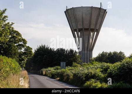 Der Betonwasserturm bei Yatton Keynell in den englischen Cotswold Hills. Stockfoto