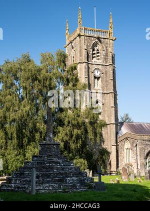Die Sonne scheint auf dem traditionellen gotischen Turm der St. Andrew's Church im Dorf Chew Magna, Somerset. Stockfoto