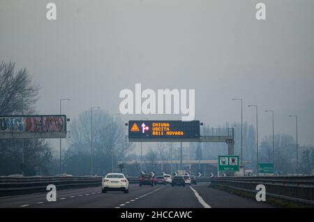 Mailand A8 Autobahn Milano Laghi, Italien - Dezember 26th 2021 Telepass automatische Pass-Abonnement gelbe Spuren für Non-Stop-Fahren und blaue Kreditkarte Stockfoto