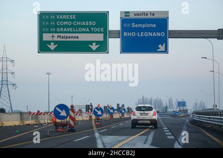 Mailand A8 Autobahn Milano Laghi, Italien - Dezember 26th 2021 Telepass automatische Pass-Abonnement gelbe Spuren für Non-Stop-Fahren und blaue Kreditkarte Stockfoto