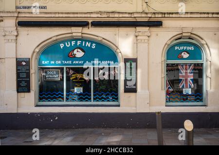 Ein traditioneller Fisch- und Chipshop an der Strandpromenade von Weston-Super-Mare in Somerset. Stockfoto