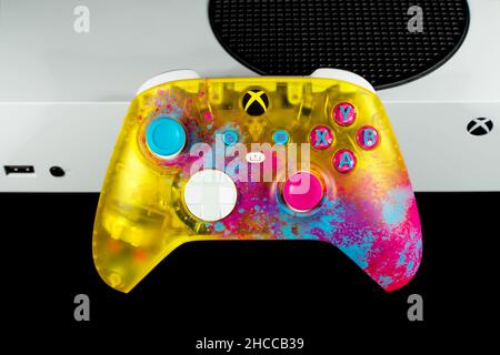 Xbox Series Controller mit einem speziellen Design für das Spiel Forza Horizon 5, vor einer Series S Konsole. Konzentrieren Sie sich auf den Controller. Stockfoto