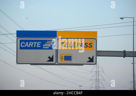 Mailand A8 Autobahn Milano Laghi, Italien - Dezember 26th 2021 Telepass automatische Pass-Abonnement gelbe Spuren für Non-Stop-Fahren und blaue Kreditkarte Stockfoto