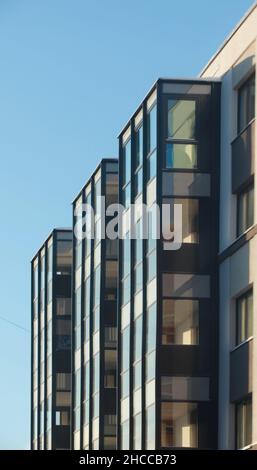Gebäude gegen einen blauen Himmel niedrigen Blickwinkel, Minimalismus in der Architektur Stockfoto