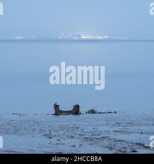 Die Baustelle des Atomkraftwerks Hinkley Point C wird in der Morgendämmerung an der Flussmündung des Parrett in Somerset beleuchtet. Stockfoto