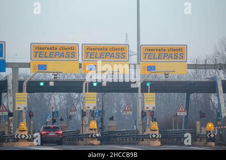 Mailand A8 Autobahn Milano Laghi, Italien - Dezember 26th 2021 Telepass automatische Pass-Abonnement gelbe Spuren für Non-Stop-Fahren und blaue Kreditkarte Stockfoto