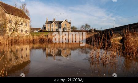 Das alte Wassermühlengebäude und das große Bauernhaus in King's Mill am Fluss Stour in Dorset's Blackmore Val. Stockfoto