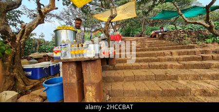 Mahabaleshwar, Maharashtra, Indien, Dezember 20 2021: Limettensaftgeschäft in Elphinstone Point. Einer von den vielen Geschäften auf den Stufen in Richtung der Aussicht poin Stockfoto