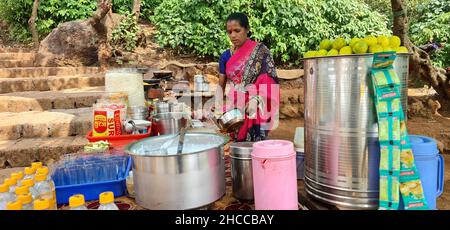 Mahabaleshwar, Maharashtra, Indien, Dezember 20 2021: Straßenverkäufer, der Limettensaft und Snacks verkauft, die mit Chat-Masala in Elphinstone Point, Mahabales, hergestellt wurden Stockfoto