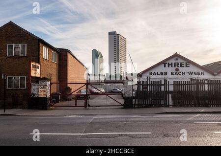 Der Hochhausturm des pepys Estate befindet sich hinter der Leichtindustrie Stockfoto