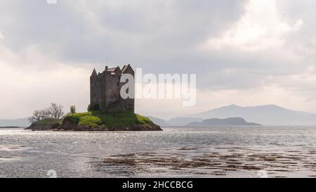 Castle Stalker erhebt sich auf einer kleinen Insel im See Loch Linnhe, einer Bucht an der Westküste der schottischen Highlands. Stockfoto