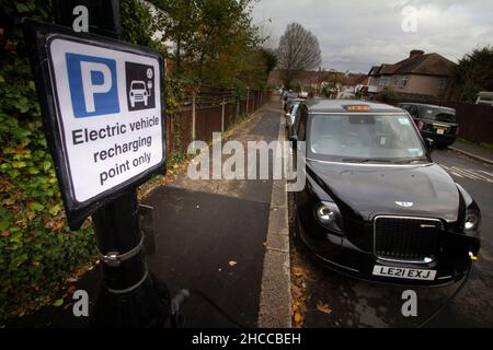 Ladestelle für Elektrofahrzeuge in der Londoner Straße mit DEM ELEKTROTAXI LEVC TX in Ladefunktion Stockfoto