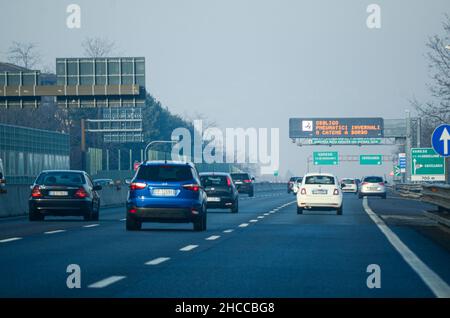 Mailand A8 Autobahn Milano Laghi, Italien - Dezember 26th 2021 Telepass automatische Pass-Abonnement gelbe Spuren für Non-Stop-Fahren und blaue Kreditkarte Stockfoto