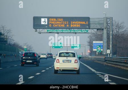 Mailand A8 Autobahn Milano Laghi, Italien - Dezember 26th 2021 Telepass automatische Pass-Abonnement gelbe Spuren für Non-Stop-Fahren und blaue Kreditkarte Stockfoto