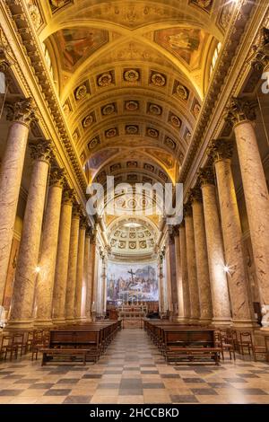 Forlí, ITALIEN - 11. NOVEMBER 2021: Das Kirchenschiff der Kathedrale des Heiligen Kreuzes; Stockfoto