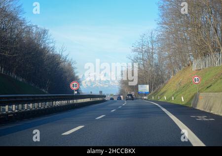 Mailand A8 Autobahn Milano Laghi, Italien - Dezember 26th 2021 Telepass automatische Pass-Abonnement gelbe Spuren für Non-Stop-Fahren und blaue Kreditkarte Stockfoto