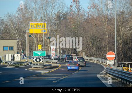 Mailand A8 Autobahn Milano Laghi, Italien - Dezember 26th 2021 Telepass automatische Pass-Abonnement gelbe Spuren für Non-Stop-Fahren und blaue Kreditkarte Stockfoto