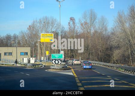 Mailand A8 Autobahn Milano Laghi, Italien - Dezember 26th 2021 Telepass automatische Pass-Abonnement gelbe Spuren für Non-Stop-Fahren und blaue Kreditkarte Stockfoto