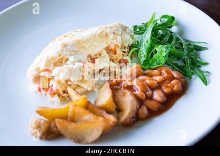 Eiweiß-Omelett mit Bohnen, Kartoffeln und Salat, gesundes Frühstück Stockfoto