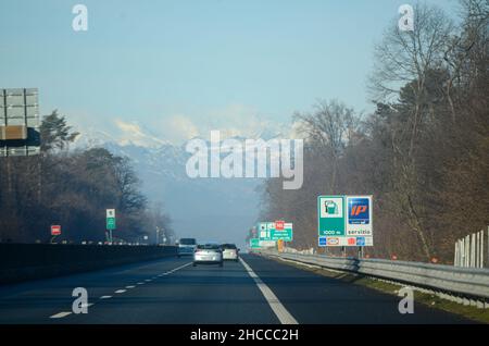 Mailand A8 Autobahn Milano Laghi, Italien - Dezember 26th 2021 Telepass automatische Pass-Abonnement gelbe Spuren für Non-Stop-Fahren und blaue Kreditkarte Stockfoto