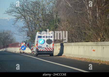 Mailand A8 Autobahn Milano Laghi, Italien - Dezember 26th 2021 Telepass automatische Pass-Abonnement gelbe Spuren für Non-Stop-Fahren und blaue Kreditkarte Stockfoto